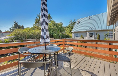 Lincoln City House | Cozy Cottage in Siletz Bay