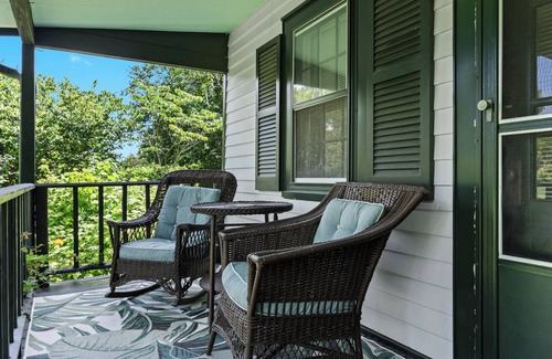 Prospect Apartment | Cozy Cottage in Smithsonian's of American Gardens!