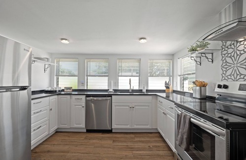 Osprey Cottage | Cozy Cottage in south Sarasota Florida, Close to Beaches!
