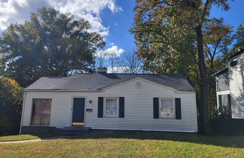 Villa Heights Cottage | Cozy cottage in the perfect location!