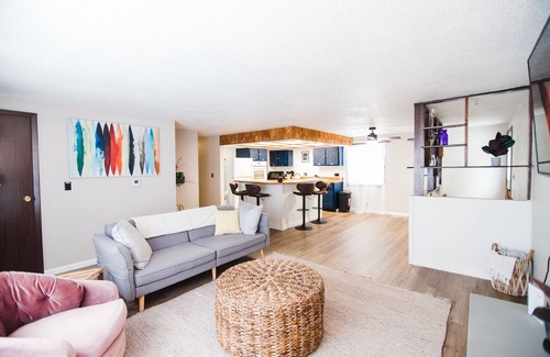 Frankfort Cottage | Cozy Cottage In The Pines | King Bed | 3 min to downtown Frankfort LAKE MICHIGAN