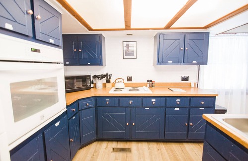 Frankfort Cottage | Cozy Cottage In The Pines | King Bed | 3 min to downtown Frankfort LAKE MICHIGAN