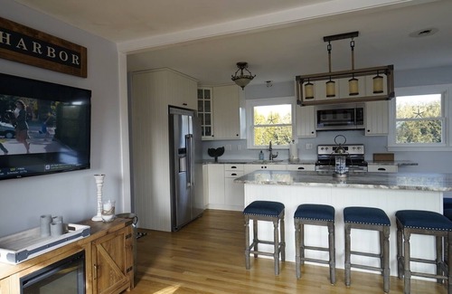 Snug Harbor House | Cozy Cottage In Quaint Village of Snug Harbor! CENTRAL A/C! Walk to Marinas!
