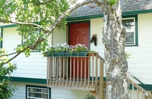 Historic Railroad District Cottage | Cozy cottage just blocks to town and Lithia Park!