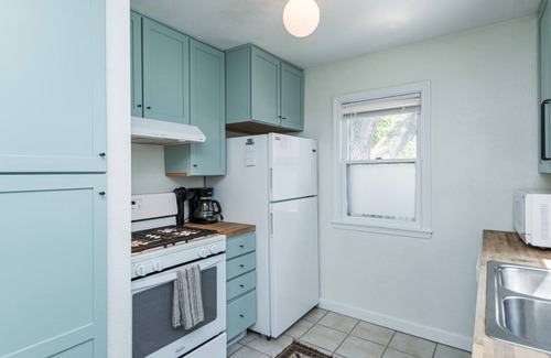 East Side Pioneers House | Cozy Cottage- Just minutes away from downtown