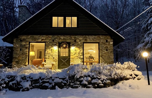 Sutton Ski Chalet | Cozy cottage life on a quiet road between the village and Mont Sutton 🎿🚴‍♂️🌟
