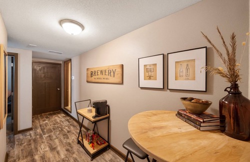 Des Moines Cottage | Cozy Cottage Near Downtown Walkable to Dining and Boutique Shopping