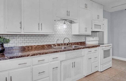 Harvey County Cottage | Cozy cottage nestled on 5 acres north of Halstead ks