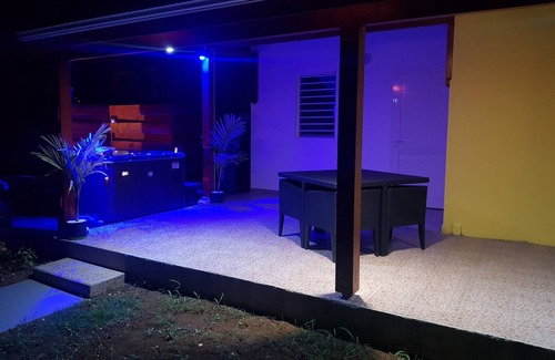 Sainte-Rose House | COZY COTTAGE + NETFLIX + WIFI + JACCUZZI + PARKING