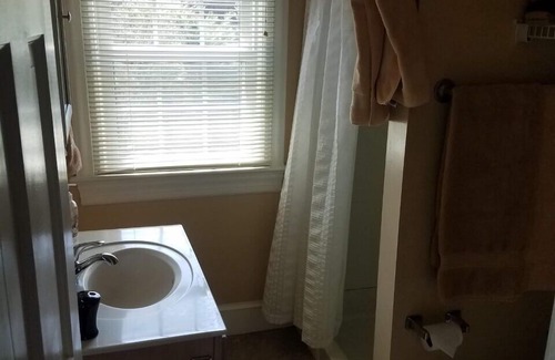 Rosemont Cottage | Cozy Cottage of Alexandria Privacy Parking Metro Full Kitchen Laundry Patio WiFi