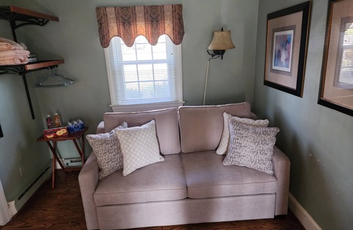 Rosemont Cottage | Cozy Cottage of Alexandria Privacy Parking Metro Full Kitchen Laundry Patio WiFi