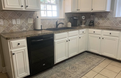 Roswell Cottage | Cozy Cottage on Canton Street just steps away from nightlife, shopping and parks