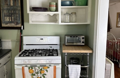 Edgewood Cottage | cozy cottage on half acre garden walking distance to edgewood shopping district