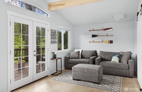 Lake Roesiger Cottage | Cozy Cottage on Lake Roesiger with View of Mt. Pilchuck from the dock