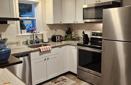 West Hopkinton Cottage | Cozy cottage on Pleasant Pond