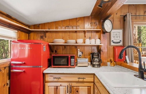 Idyllwild Cabin | Cozy Cottage, on the creek w/hot tub!