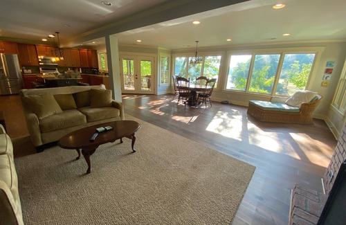 Flowery Branch House | Cozy Cottage on the Lake
