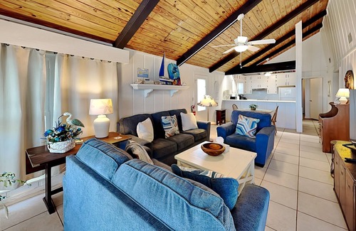 Painters Hill House | Cozy Cottage | Pet-Friendly Oceanfront Home w. Views + Deck Dining