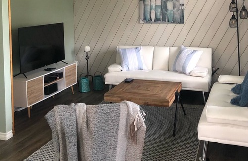 Westerose Cottage | Cozy cottage short walk to the lake.