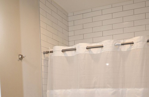 Zavalla Cottage | Cozy cottage situated on 8 acres of private land- 5 minutes from the lake!