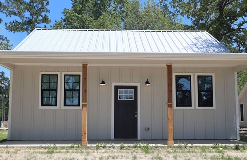 Zavalla Cottage | Cozy cottage situated on 8 acres of private land- 5 minutes from the lake!