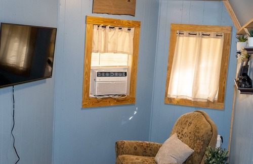 Tigerville Cottage | Cozy Cottage / Tiny House - Fire Pit & Walking Trail