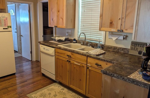 White Pine House | Cozy Cottage w/Hot Tub, Sauna & EV Charger!