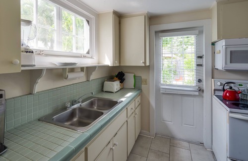 Old Town Cabin | Cozy Cottage with Private Hot Tub, Tranquil Garden & Parking - Dogs OK
