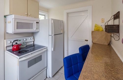 Old Town Cabin | Cozy Cottage with Private Hot Tub, Tranquil Garden & Parking - Dogs OK