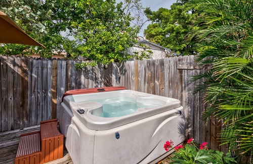 Old Town Cabin | Cozy Cottage with Private Hot Tub, Tranquil Garden & Parking - Dogs OK
