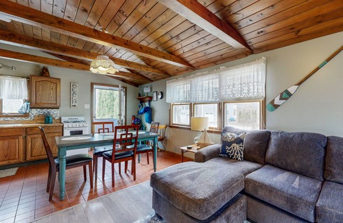 York Beach House | Cozy Cottage with Private Deck - Walk to Short Sands Beach
