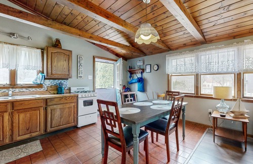York Beach House | Cozy Cottage with Private Deck - Walk to Short Sands Beach