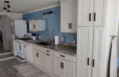 Mid-Coast and Islands Cottage | Cozy Cottage with stunning views of Stover's Cove.