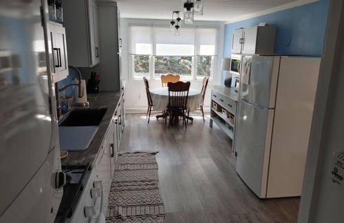Mid-Coast and Islands Cottage | Cozy Cottage with stunning views of Stover's Cove.