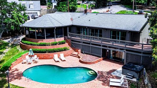 Dixie - Berryhill House | Cozy Cottage with Swimming Pool in Charlotte, North Carolina