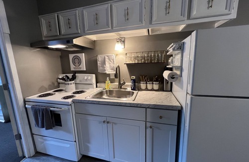 Fayetteville Apartment | Cozy Court Street #3 Steps from Everything!