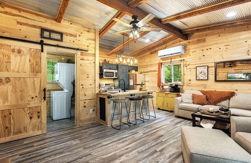 Camdenton Cabin | Cozy Cove Cabin – The Perfect Ozark Retreat! Secluded 1 BDR on Cove