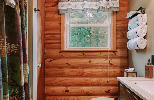 New Tripoli Cabin | Cozy Creekside Cabin -Lehigh Valley/Allentown