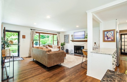 Knoxville House | Cozy Creekside Rancher-Heart of Downtown Knoxville