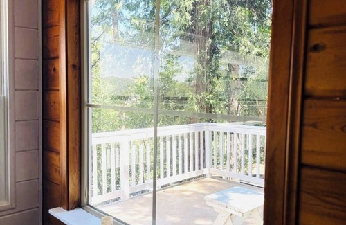 Crestline Cabin | Cozy Crestline Cabin Getaway