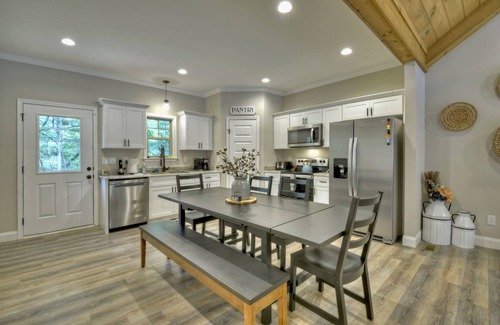 Morganton Cabin | Cozy Day Break! Hot Tub, Fire Pit, Horse Shoes, Near Nottley Lake