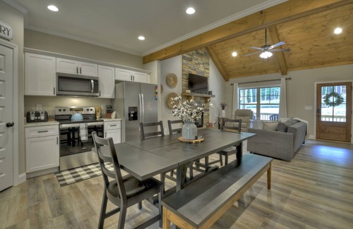 Morganton Cabin | Cozy Day Break! Hot Tub, Fire Pit, Horse Shoes, Near Nottley Lake