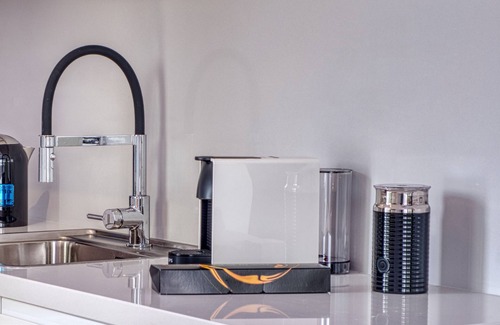 Makrigianni Apartment | Cozy Deck Roof Apt at the Foothills of Acropolis