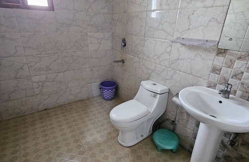 Gurugram Hotel | Cozy Deluxe room hotel with WiFi, AC in charming Gurgaon