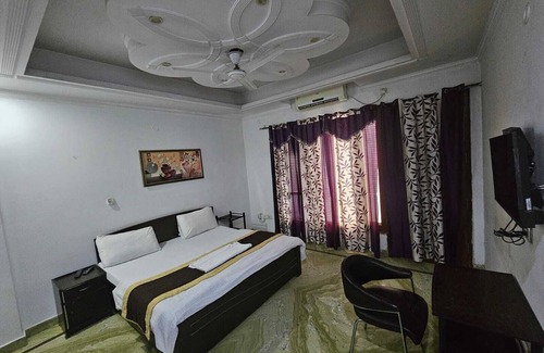 Gurugram Hotel | Cozy Deluxe room hotel with WiFi, AC in charming Gurgaon