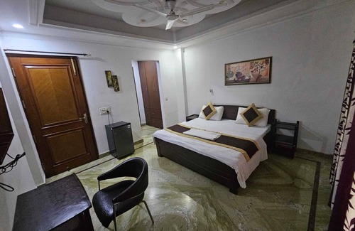 Gurugram Hotel | Cozy Deluxe room hotel with WiFi, AC in charming Gurgaon