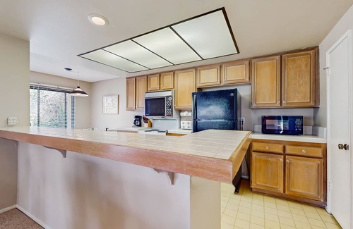 Palm Desert Condo | Cozy Dog-Friendly Condo, Shared Pool/Hot Tub, Near Golf Courses & National Park