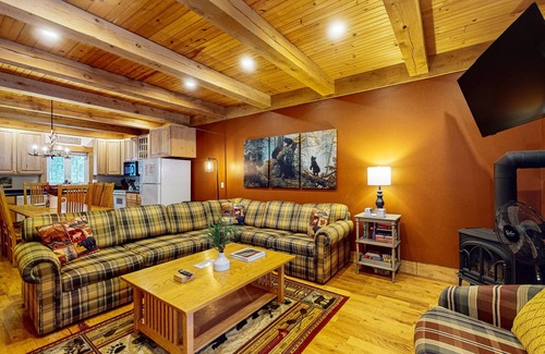 Jeffersonville Condo | Cozy dog-friendly condo w/mtn views, deck, grill, fireplace, firepit, cornhole