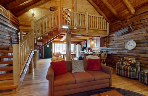 Jeffersonville Condo | Cozy dog-friendly condo w/private deck, grill, gas fireplace, firepit, cornhole