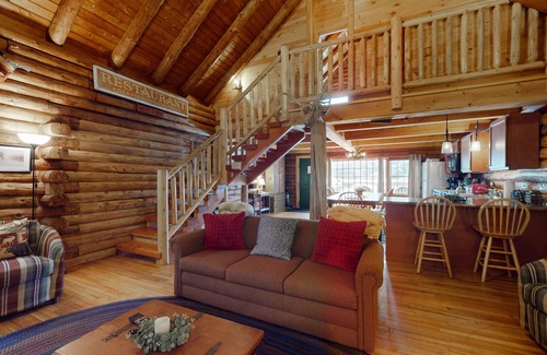 Jeffersonville Condo | Cozy dog-friendly condo w/private deck, grill, gas fireplace, firepit, cornhole